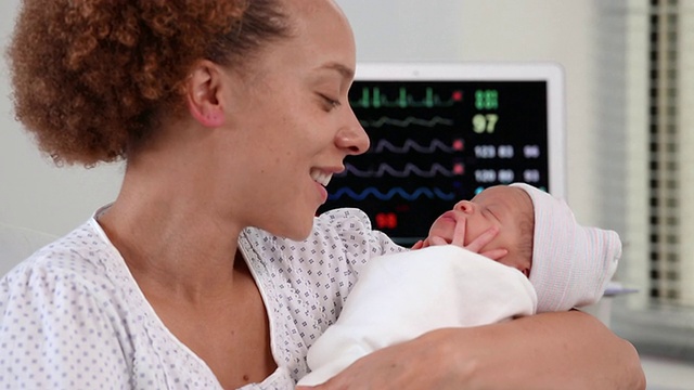 CU PAN母亲抱着新生儿在医院/里士满，弗吉尼亚州，美国视频素材