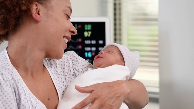 美国弗吉尼亚州里士满医院的医生将新生儿交给母亲视频素材