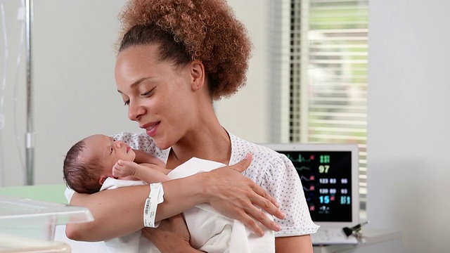 美国弗吉尼亚州里士满医院的潘女士抱着新生婴儿视频素材