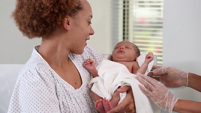 美国弗吉尼亚州里士满医院，医生正在用奶瓶喂新生儿视频素材