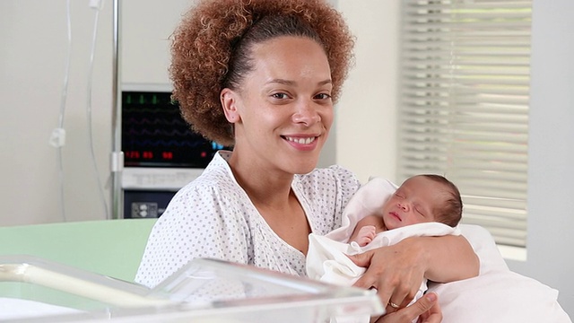 美国弗吉尼亚州里士满医院的母亲抱着新生婴儿的肖像视频素材
