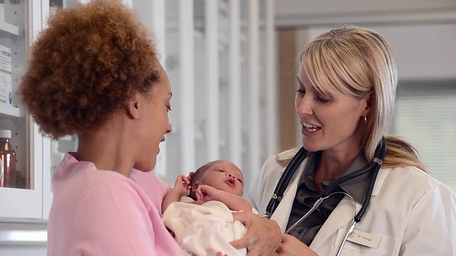美国弗吉尼亚州里士满医生诊所的潘女士和刚出生的婴儿视频素材