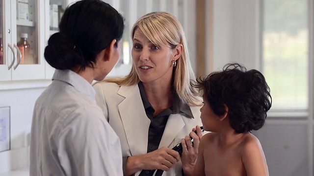 潘女士带着孩子在医生办公室检查/里士满，弗吉尼亚州，美国视频素材