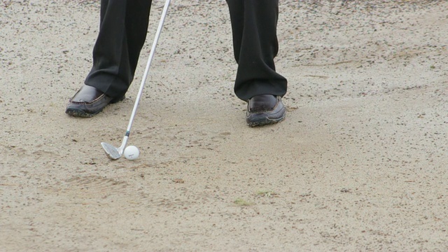 没能把高尔夫球打出沙坑的人的脚视频素材