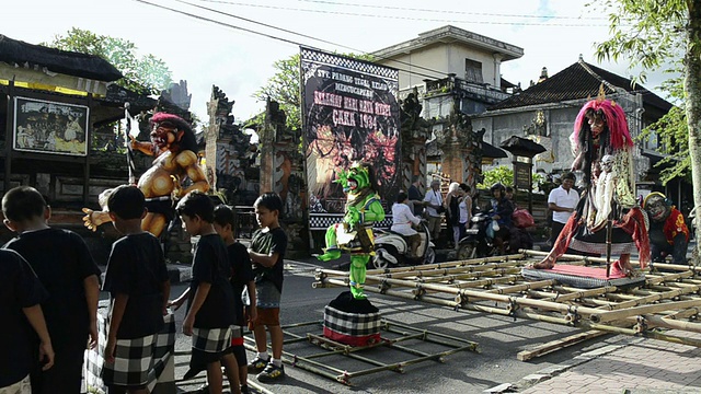 印尼巴厘岛乌布，nyepi日前夕，孩子们带着Ogoh-ogoh雕像游行庆祝巴厘岛新年视频下载