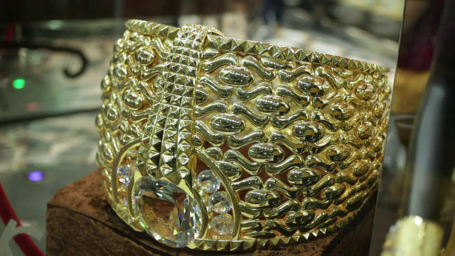 CU巨大的黄金手镯在珠宝店橱窗/阿拉伯联合酋长国迪拜视频下载