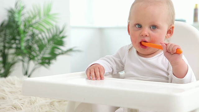 宝宝坐着，咬着橙勺视频下载