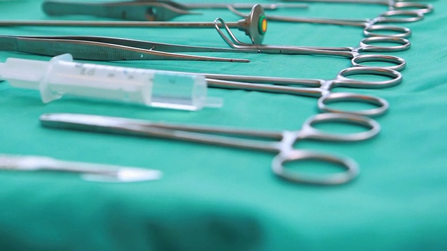 手术工具在手术台上的特写视频下载