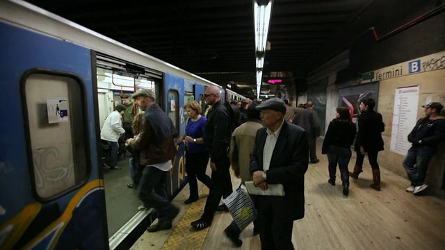 意大利，罗马，人们在地铁里进入火车视频素材