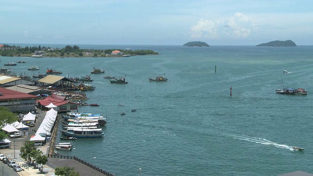 进出/ Kota Kinabalu, Sabah, Malaysia的渔港渔船的WS T/L视图视频素材
