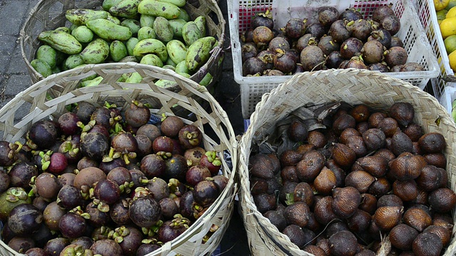 在印度尼西亚巴厘岛的乌布市出售的沙腊果、蛇果和山竹果视频下载