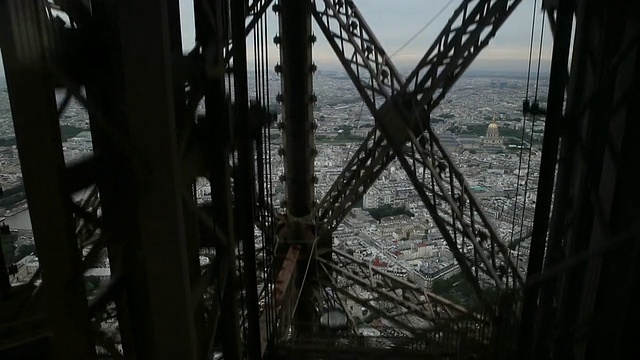 法国巴黎埃菲尔铁塔内视频素材