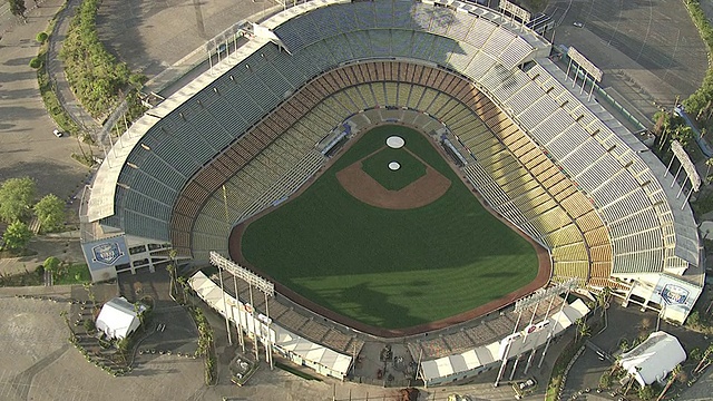 远射空中跟踪左缩小-座位围绕棒球钻石在道奇体育场。/美国加州洛杉矶视频素材