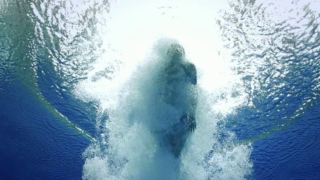 跳高运动员跳入水中视频素材
