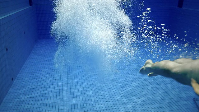 跳高运动员跳入水中视频素材