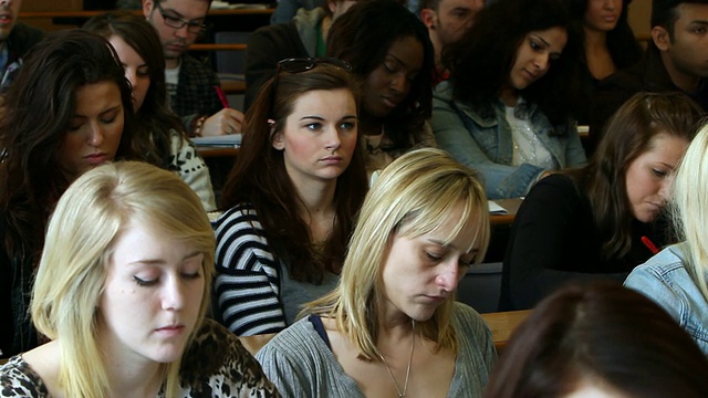主要是年轻女性在大学讲课视频素材