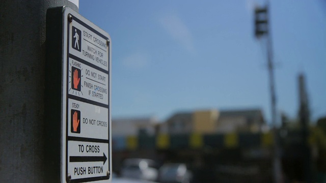 城市人行横道标志和按钮视频素材