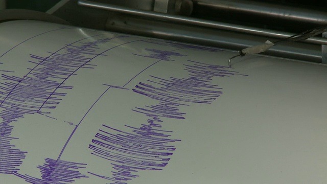 地震仪记录和记录强大的地震，菲律宾，2009年12月视频下载