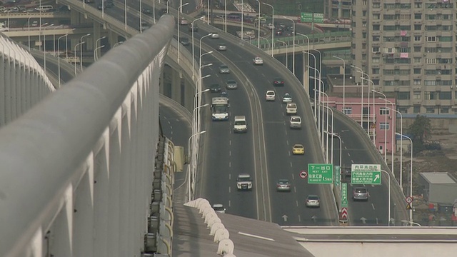 在中国上海卢浦大桥上俯瞰远处的高速公路交通大桥视频下载