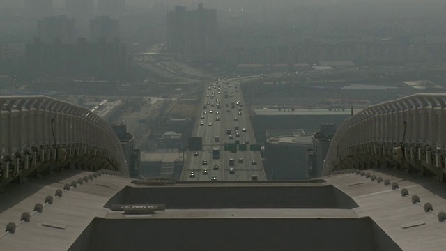 在中国上海卢浦大桥上俯瞰远处的高速公路交通大桥视频下载