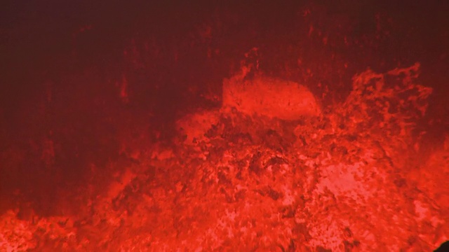 近距离观察瓦努阿图安布里姆岛马鲁姆火山峭壁上流动的熔岩波视频下载