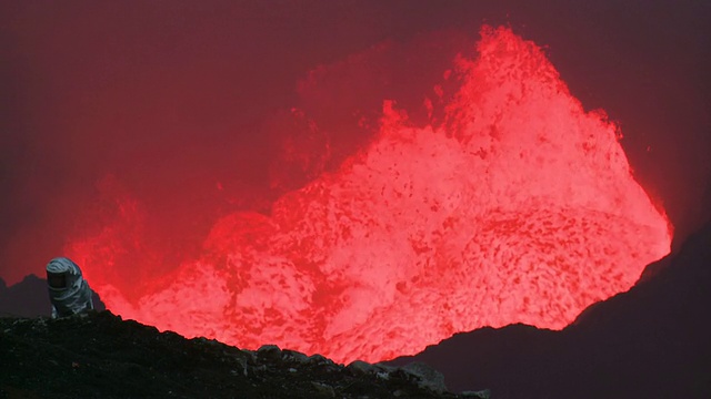 瓦努阿图安布里姆岛马鲁姆火山附近的大块岩石崩塌成熔岩湖视频素材