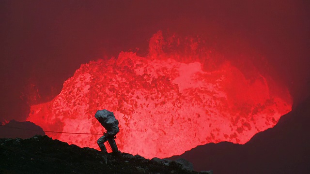 瓦努阿图安布里姆岛的马鲁姆火山正在猛烈喷发视频素材