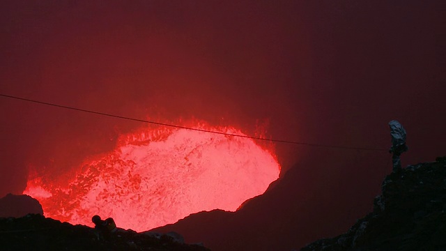 瓦努阿图安布里姆岛马鲁姆火山火山学家注视着剧烈喷发的熔岩湖视频素材