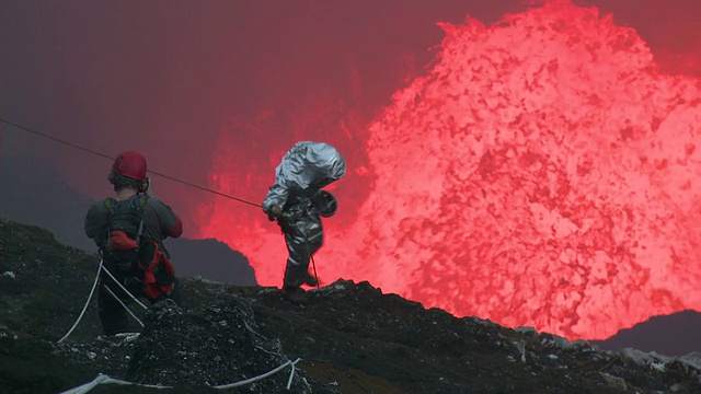 瓦努阿图安布里姆岛马鲁姆火山喷发的摄影师和火山学家视频素材