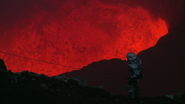 瓦努阿图安布里姆岛的马鲁姆火山，科学家观察喷发的熔岩湖视频素材