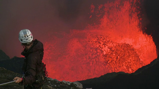 瓦努阿图安布里姆岛的马鲁姆火山，登山者看着火山喷发出大量的熔岩视频素材