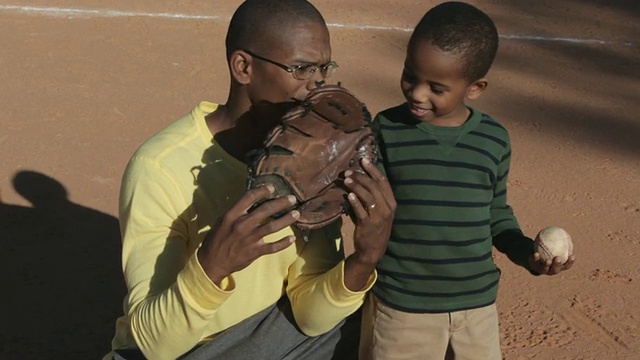 非裔美国人父亲和儿子打棒球视频素材