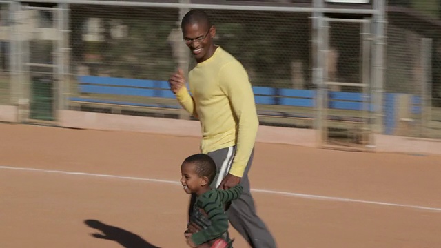 非裔美国人父亲带着儿子跑步视频素材