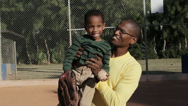 非裔美国人父亲和儿子打棒球视频素材