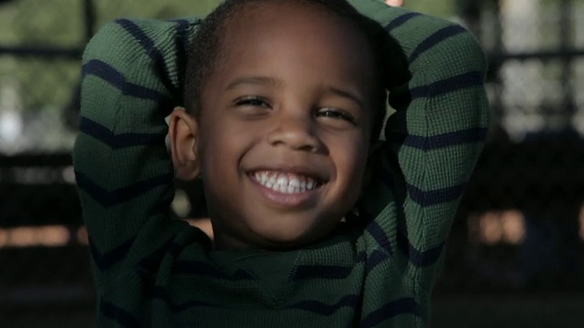 非裔美国男孩微笑视频素材