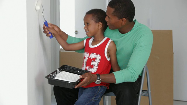 非裔美国人父亲和儿子画墙视频素材