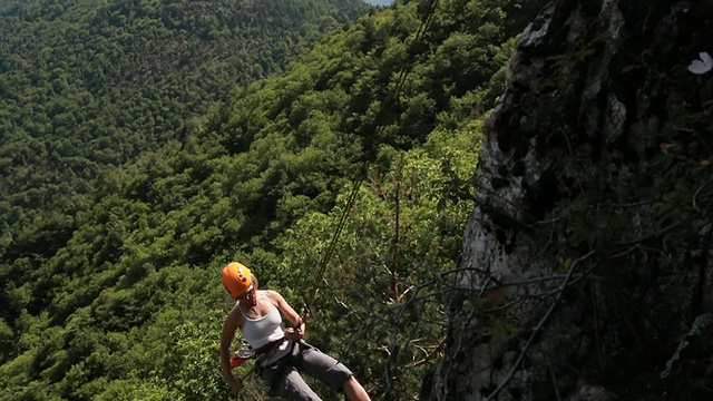 攀登者沿绳索从悬崖往下攀爬视频素材