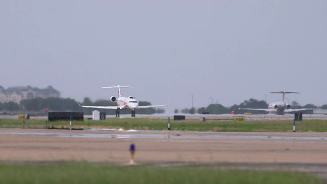 爵士通勤飞机(庞巴迪CRJ)从跑道上起飞-极端远摄/DFW国际机场，达拉斯-沃斯堡，美国德克萨斯州视频素材