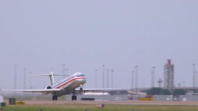 美国航空公司喷气客机起飞旋转-极端远摄/DFW国际机场，达拉斯-沃斯堡，美国德克萨斯州视频素材