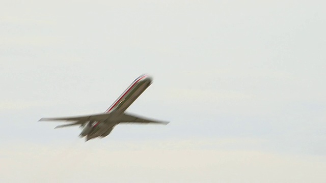 喷气式飞机(MD-80)起飞后穿过框架/美国德克萨斯州达拉斯沃斯堡国际机场视频素材