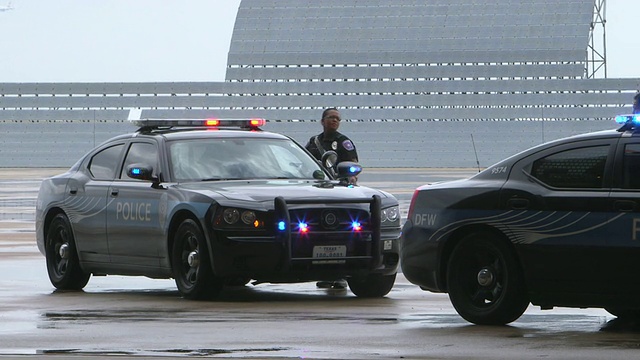 机场警察和车辆的灯光闪烁-半剪影/DFW国际机场，达拉斯-沃斯堡，美国德克萨斯州视频素材