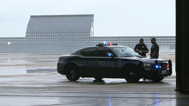 美国德克萨斯州达拉斯沃斯堡国际机场，机场警车和警察的ZO视频素材