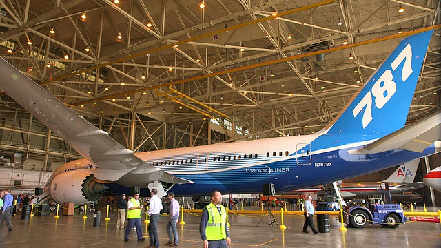 美国德克萨斯州达拉斯沃斯堡国际机场，波音787梦幻客机悬挂新闻发布会视频下载