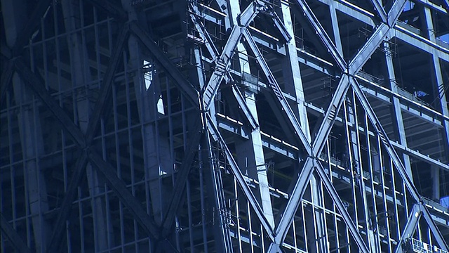 长镜头倾斜-在中央电视台大楼的建设接近完工，下层完成和上层进展。中国/北京视频下载