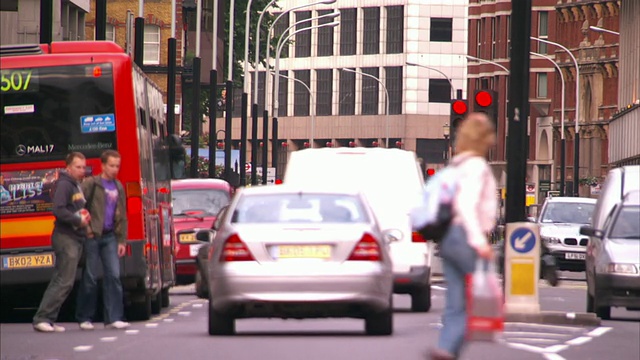 中远镜头静态-当交通灯变红时，城市街道上拥挤的交通流。/英国伦敦视频下载