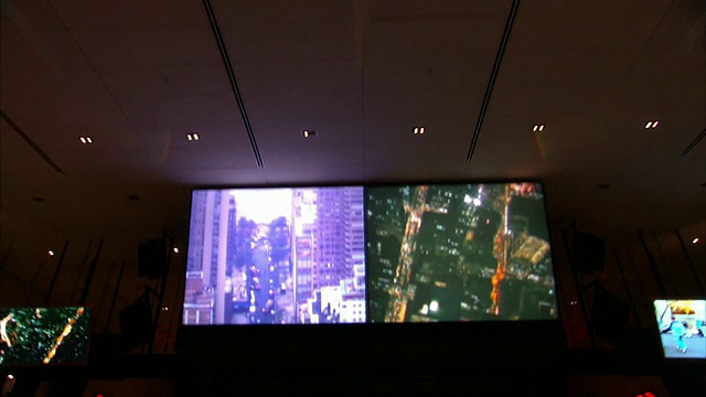 中等插入式-监视屏幕监视纽约市的活动。/美国纽约纽约市视频下载