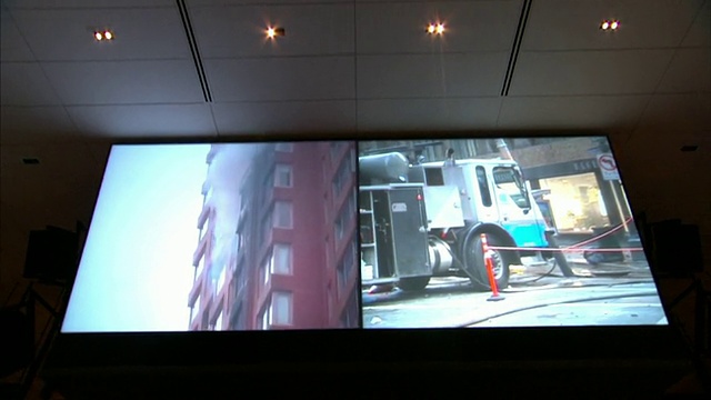 中度推出倾斜-控制室监控屏幕监控纽约市的活动。/美国纽约纽约市视频下载