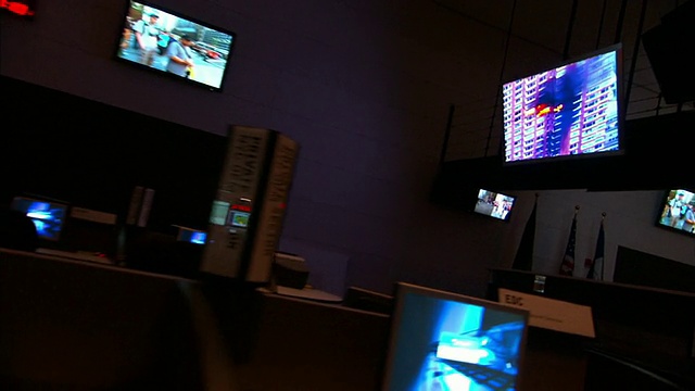 中远镜头泛左推左跟踪-一个控制室里有多个监视监视器。/美国纽约纽约市视频下载
