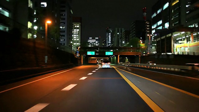 在东京的晚上开车视频素材