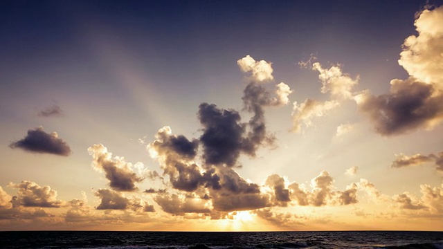 海洋上的日出时间流逝，云在动视频素材